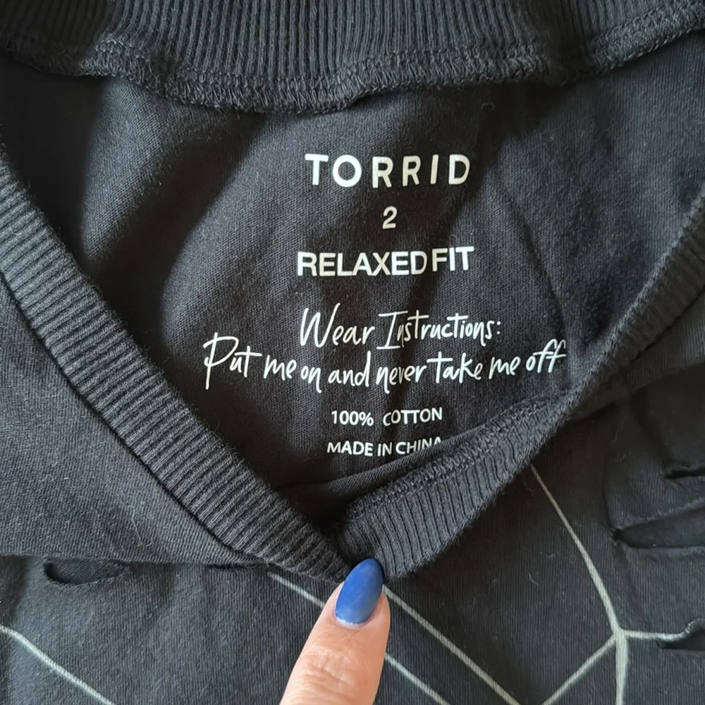 NWT Torrid Black Distressed Spiderweb Relaxed Tshirt - Size 2 - Picture 3 of 4